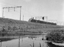 150965 Afbeelding van een electrisch treinstel mat. 1954 (plan P, hondekop) van de N.S. ter hoogte van Gouda.